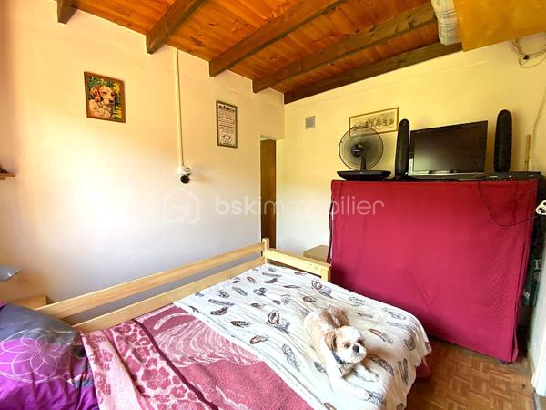 Un petit refuge au cœur de la vallée du Tarn…

Sur la commune de Connac, dans un environnement naturel et préservé, découvrez cette charmante petite maison d’environ 21 m², implantée sur un beau terrain de 1 567 m² et bénéficiant d’une agréable vue sur la vallée.

Ici, le véritable luxe, c’est le cadre : la nature, le calme et le Tarn à proximité immédiate, avec les activités nautiques et les plaisirs de la rivière accessibles à seulement quelques minutes. Canoë, baignade, pêche, balades… un environnement particulièrement agréable pour profiter pleinement des beaux jours.
La maison offre une organisation simple et fonctionnelle avec une cuisine équipée, une chambre indépendante, une salle d’eau ainsi que des WC avec espace de rangement.
La maison est raccordée à l’eau de ville, dispose d’un chauffage électrique et peut être proposée meublée.

À l’extérieur, une terrasse d’environ 15 m² permet de profiter pleinement du cadre et des beaux jours. Un petit abri de jardin complète l’ensemble.

Quelques améliorations sont à prévoir : menuiseries actuellement en simple vitrage, système d’assainissement à moderniser et chauffe-eau fonctionnel pouvant être remplacé par un petit cumulus plus adapté.

Le bien n’est pas soumis au DPE.

À proximité de Brousse-le-Château et Broquiès, cette petite propriété est idéale pour qui recherche un pied-à-terre en Aveyron, une petite maison à la campagne ou tout simplement son coin de tranquillité dans la vallée du Tarn, avec la rivière et ses loisirs à portée de main.

🌿 Terrain de 1 567 m²
🌄 Environnement naturel et vue sur la vallée
🚣 Tarn et activités nautiques à quelques minutes
🏡 Petite maison à usage d’habitation
💧 Eau de ville
🪴 Terrasse et abri de jardin
🛋️ Possibilité de vente meublée


Un petit bien atypique dans un secteur particulièrement apprécié des amoureux de nature et d’activités de plein air.
📞 Pour tout renseignement complémentaire ou pour organiser une visite, contactez moi.
🎥 Vidéo disponible sur demande.

Laetitia Criado – BSK Immobilier
06 61 20 65 41