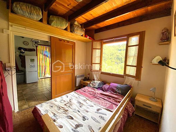 Un petit refuge au cœur de la vallée du Tarn…

Sur la commune de Connac, dans un environnement naturel et préservé, découvrez cette charmante petite maison d’environ 21 m², implantée sur un beau terrain de 1 567 m² et bénéficiant d’une agréable vue sur la vallée.

Ici, le véritable luxe, c’est le cadre : la nature, le calme et le Tarn à proximité immédiate, avec les activités nautiques et les plaisirs de la rivière accessibles à seulement quelques minutes. Canoë, baignade, pêche, balades… un environnement particulièrement agréable pour profiter pleinement des beaux jours.
La maison offre une organisation simple et fonctionnelle avec une cuisine équipée, une chambre indépendante, une salle d’eau ainsi que des WC avec espace de rangement.
La maison est raccordée à l’eau de ville, dispose d’un chauffage électrique et peut être proposée meublée.

À l’extérieur, une terrasse d’environ 15 m² permet de profiter pleinement du cadre et des beaux jours. Un petit abri de jardin complète l’ensemble.

Quelques améliorations sont à prévoir : menuiseries actuellement en simple vitrage, système d’assainissement à moderniser et chauffe-eau fonctionnel pouvant être remplacé par un petit cumulus plus adapté.

Le bien n’est pas soumis au DPE.

À proximité de Brousse-le-Château et Broquiès, cette petite propriété est idéale pour qui recherche un pied-à-terre en Aveyron, une petite maison à la campagne ou tout simplement son coin de tranquillité dans la vallée du Tarn, avec la rivière et ses loisirs à portée de main.

🌿 Terrain de 1 567 m²
🌄 Environnement naturel et vue sur la vallée
🚣 Tarn et activités nautiques à quelques minutes
🏡 Petite maison à usage d’habitation
💧 Eau de ville
🪴 Terrasse et abri de jardin
🛋️ Possibilité de vente meublée


Un petit bien atypique dans un secteur particulièrement apprécié des amoureux de nature et d’activités de plein air.
📞 Pour tout renseignement complémentaire ou pour organiser une visite, contactez moi.
🎥 Vidéo disponible sur demande.

Laetitia Criado – BSK Immobilier
06 61 20 65 41