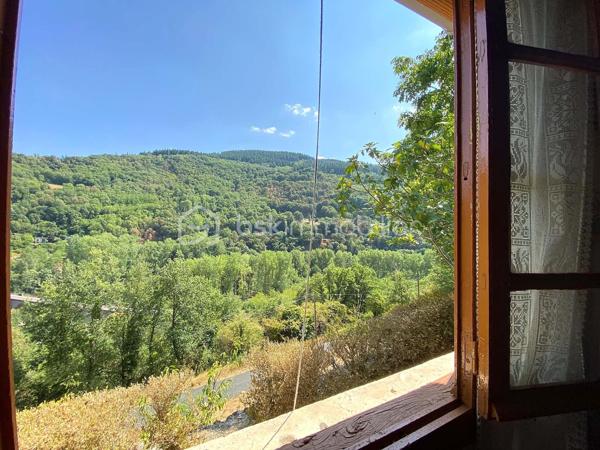 Un petit refuge au cœur de la vallée du Tarn…

Sur la commune de Connac, dans un environnement naturel et préservé, découvrez cette charmante petite maison d’environ 21 m², implantée sur un beau terrain de 1 567 m² et bénéficiant d’une agréable vue sur la vallée.

Ici, le véritable luxe, c’est le cadre : la nature, le calme et le Tarn à proximité immédiate, avec les activités nautiques et les plaisirs de la rivière accessibles à seulement quelques minutes. Canoë, baignade, pêche, balades… un environnement particulièrement agréable pour profiter pleinement des beaux jours.
La maison offre une organisation simple et fonctionnelle avec une cuisine équipée, une chambre indépendante, une salle d’eau ainsi que des WC avec espace de rangement.
La maison est raccordée à l’eau de ville, dispose d’un chauffage électrique et peut être proposée meublée.

À l’extérieur, une terrasse d’environ 15 m² permet de profiter pleinement du cadre et des beaux jours. Un petit abri de jardin complète l’ensemble.

Quelques améliorations sont à prévoir : menuiseries actuellement en simple vitrage, système d’assainissement à moderniser et chauffe-eau fonctionnel pouvant être remplacé par un petit cumulus plus adapté.

Le bien n’est pas soumis au DPE.

À proximité de Brousse-le-Château et Broquiès, cette petite propriété est idéale pour qui recherche un pied-à-terre en Aveyron, une petite maison à la campagne ou tout simplement son coin de tranquillité dans la vallée du Tarn, avec la rivière et ses loisirs à portée de main.

🌿 Terrain de 1 567 m²
🌄 Environnement naturel et vue sur la vallée
🚣 Tarn et activités nautiques à quelques minutes
🏡 Petite maison à usage d’habitation
💧 Eau de ville
🪴 Terrasse et abri de jardin
🛋️ Possibilité de vente meublée


Un petit bien atypique dans un secteur particulièrement apprécié des amoureux de nature et d’activités de plein air.
📞 Pour tout renseignement complémentaire ou pour organiser une visite, contactez moi.
🎥 Vidéo disponible sur demande.

Laetitia Criado – BSK Immobilier
06 61 20 65 41