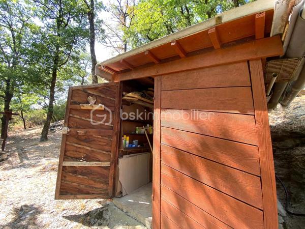 Un petit refuge au cœur de la vallée du Tarn…

Sur la commune de Connac, dans un environnement naturel et préservé, découvrez cette charmante petite maison d’environ 21 m², implantée sur un beau terrain de 1 567 m² et bénéficiant d’une agréable vue sur la vallée.

Ici, le véritable luxe, c’est le cadre : la nature, le calme et le Tarn à proximité immédiate, avec les activités nautiques et les plaisirs de la rivière accessibles à seulement quelques minutes. Canoë, baignade, pêche, balades… un environnement particulièrement agréable pour profiter pleinement des beaux jours.
La maison offre une organisation simple et fonctionnelle avec une cuisine équipée, une chambre indépendante, une salle d’eau ainsi que des WC avec espace de rangement.
La maison est raccordée à l’eau de ville, dispose d’un chauffage électrique et peut être proposée meublée.

À l’extérieur, une terrasse d’environ 15 m² permet de profiter pleinement du cadre et des beaux jours. Un petit abri de jardin complète l’ensemble.

Quelques améliorations sont à prévoir : menuiseries actuellement en simple vitrage, système d’assainissement à moderniser et chauffe-eau fonctionnel pouvant être remplacé par un petit cumulus plus adapté.

Le bien n’est pas soumis au DPE.

À proximité de Brousse-le-Château et Broquiès, cette petite propriété est idéale pour qui recherche un pied-à-terre en Aveyron, une petite maison à la campagne ou tout simplement son coin de tranquillité dans la vallée du Tarn, avec la rivière et ses loisirs à portée de main.

🌿 Terrain de 1 567 m²
🌄 Environnement naturel et vue sur la vallée
🚣 Tarn et activités nautiques à quelques minutes
🏡 Petite maison à usage d’habitation
💧 Eau de ville
🪴 Terrasse et abri de jardin
🛋️ Possibilité de vente meublée


Un petit bien atypique dans un secteur particulièrement apprécié des amoureux de nature et d’activités de plein air.
📞 Pour tout renseignement complémentaire ou pour organiser une visite, contactez moi.
🎥 Vidéo disponible sur demande.

Laetitia Criado – BSK Immobilier
06 61 20 65 41