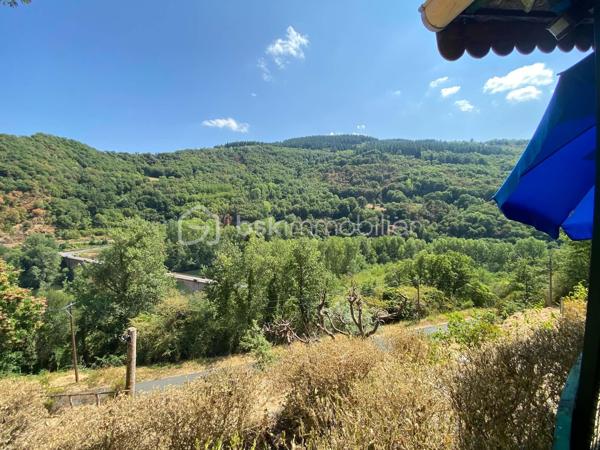 Un petit refuge au cœur de la vallée du Tarn…

Sur la commune de Connac, dans un environnement naturel et préservé, découvrez cette charmante petite maison d’environ 21 m², implantée sur un beau terrain de 1 567 m² et bénéficiant d’une agréable vue sur la vallée.

Ici, le véritable luxe, c’est le cadre : la nature, le calme et le Tarn à proximité immédiate, avec les activités nautiques et les plaisirs de la rivière accessibles à seulement quelques minutes. Canoë, baignade, pêche, balades… un environnement particulièrement agréable pour profiter pleinement des beaux jours.
La maison offre une organisation simple et fonctionnelle avec une cuisine équipée, une chambre indépendante, une salle d’eau ainsi que des WC avec espace de rangement.
La maison est raccordée à l’eau de ville, dispose d’un chauffage électrique et peut être proposée meublée.

À l’extérieur, une terrasse d’environ 15 m² permet de profiter pleinement du cadre et des beaux jours. Un petit abri de jardin complète l’ensemble.

Quelques améliorations sont à prévoir : menuiseries actuellement en simple vitrage, système d’assainissement à moderniser et chauffe-eau fonctionnel pouvant être remplacé par un petit cumulus plus adapté.

Le bien n’est pas soumis au DPE.

À proximité de Brousse-le-Château et Broquiès, cette petite propriété est idéale pour qui recherche un pied-à-terre en Aveyron, une petite maison à la campagne ou tout simplement son coin de tranquillité dans la vallée du Tarn, avec la rivière et ses loisirs à portée de main.

🌿 Terrain de 1 567 m²
🌄 Environnement naturel et vue sur la vallée
🚣 Tarn et activités nautiques à quelques minutes
🏡 Petite maison à usage d’habitation
💧 Eau de ville
🪴 Terrasse et abri de jardin
🛋️ Possibilité de vente meublée


Un petit bien atypique dans un secteur particulièrement apprécié des amoureux de nature et d’activités de plein air.
📞 Pour tout renseignement complémentaire ou pour organiser une visite, contactez moi.
🎥 Vidéo disponible sur demande.

Laetitia Criado – BSK Immobilier
06 61 20 65 41