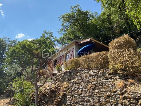 Un petit refuge au cœur de la vallée du Tarn…

Sur la commune de Connac, dans un environnement naturel et préservé, découvrez cette charmante petite maison d’environ 21 m², implantée sur un beau terrain de 1 567 m² et bénéficiant d’une agréable vue sur la vallée.

Ici, le véritable luxe, c’est le cadre : la nature, le calme et le Tarn à proximité immédiate, avec les activités nautiques et les plaisirs de la rivière accessibles à seulement quelques minutes. Canoë, baignade, pêche, balades… un environnement particulièrement agréable pour profiter pleinement des beaux jours.
La maison offre une organisation simple et fonctionnelle avec une cuisine équipée, une chambre indépendante, une salle d’eau ainsi que des WC avec espace de rangement.
La maison est raccordée à l’eau de ville, dispose d’un chauffage électrique et peut être proposée meublée.

À l’extérieur, une terrasse d’environ 15 m² permet de profiter pleinement du cadre et des beaux jours. Un petit abri de jardin complète l’ensemble.

Quelques améliorations sont à prévoir : menuiseries actuellement en simple vitrage, système d’assainissement à moderniser et chauffe-eau fonctionnel pouvant être remplacé par un petit cumulus plus adapté.

Le bien n’est pas soumis au DPE.

À proximité de Brousse-le-Château et Broquiès, cette petite propriété est idéale pour qui recherche un pied-à-terre en Aveyron, une petite maison à la campagne ou tout simplement son coin de tranquillité dans la vallée du Tarn, avec la rivière et ses loisirs à portée de main.

🌿 Terrain de 1 567 m²
🌄 Environnement naturel et vue sur la vallée
🚣 Tarn et activités nautiques à quelques minutes
🏡 Petite maison à usage d’habitation
💧 Eau de ville
🪴 Terrasse et abri de jardin
🛋️ Possibilité de vente meublée


Un petit bien atypique dans un secteur particulièrement apprécié des amoureux de nature et d’activités de plein air.
📞 Pour tout renseignement complémentaire ou pour organiser une visite, contactez moi.
🎥 Vidéo disponible sur demande.

Laetitia Criado – BSK Immobilier
06 61 20 65 41