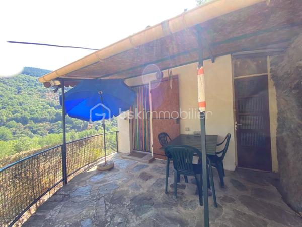Un petit refuge au cœur de la vallée du Tarn…

Sur la commune de Connac, dans un environnement naturel et préservé, découvrez cette charmante petite maison d’environ 21 m², implantée sur un beau terrain de 1 567 m² et bénéficiant d’une agréable vue sur la vallée.

Ici, le véritable luxe, c’est le cadre : la nature, le calme et le Tarn à proximité immédiate, avec les activités nautiques et les plaisirs de la rivière accessibles à seulement quelques minutes. Canoë, baignade, pêche, balades… un environnement particulièrement agréable pour profiter pleinement des beaux jours.
La maison offre une organisation simple et fonctionnelle avec une cuisine équipée, une chambre indépendante, une salle d’eau ainsi que des WC avec espace de rangement.
La maison est raccordée à l’eau de ville, dispose d’un chauffage électrique et peut être proposée meublée.

À l’extérieur, une terrasse d’environ 15 m² permet de profiter pleinement du cadre et des beaux jours. Un petit abri de jardin complète l’ensemble.

Quelques améliorations sont à prévoir : menuiseries actuellement en simple vitrage, système d’assainissement à moderniser et chauffe-eau fonctionnel pouvant être remplacé par un petit cumulus plus adapté.

Le bien n’est pas soumis au DPE.

À proximité de Brousse-le-Château et Broquiès, cette petite propriété est idéale pour qui recherche un pied-à-terre en Aveyron, une petite maison à la campagne ou tout simplement son coin de tranquillité dans la vallée du Tarn, avec la rivière et ses loisirs à portée de main.

🌿 Terrain de 1 567 m²
🌄 Environnement naturel et vue sur la vallée
🚣 Tarn et activités nautiques à quelques minutes
🏡 Petite maison à usage d’habitation
💧 Eau de ville
🪴 Terrasse et abri de jardin
🛋️ Possibilité de vente meublée


Un petit bien atypique dans un secteur particulièrement apprécié des amoureux de nature et d’activités de plein air.
📞 Pour tout renseignement complémentaire ou pour organiser une visite, contactez moi.
🎥 Vidéo disponible sur demande.

Laetitia Criado – BSK Immobilier
06 61 20 65 41