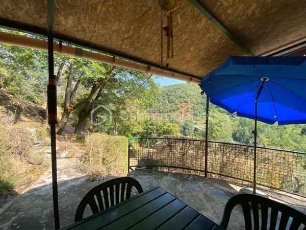 Un petit refuge au cœur de la vallée du Tarn…

Sur la commune de Connac, dans un environnement naturel et préservé, découvrez cette charmante petite maison d’environ 21 m², implantée sur un beau terrain de 1 567 m² et bénéficiant d’une agréable vue sur la vallée.

Ici, le véritable luxe, c’est le cadre : la nature, le calme et le Tarn à proximité immédiate, avec les activités nautiques et les plaisirs de la rivière accessibles à seulement quelques minutes. Canoë, baignade, pêche, balades… un environnement particulièrement agréable pour profiter pleinement des beaux jours.
La maison offre une organisation simple et fonctionnelle avec une cuisine équipée, une chambre indépendante, une salle d’eau ainsi que des WC avec espace de rangement.
La maison est raccordée à l’eau de ville, dispose d’un chauffage électrique et peut être proposée meublée.

À l’extérieur, une terrasse d’environ 15 m² permet de profiter pleinement du cadre et des beaux jours. Un petit abri de jardin complète l’ensemble.

Quelques améliorations sont à prévoir : menuiseries actuellement en simple vitrage, système d’assainissement à moderniser et chauffe-eau fonctionnel pouvant être remplacé par un petit cumulus plus adapté.

Le bien n’est pas soumis au DPE.

À proximité de Brousse-le-Château et Broquiès, cette petite propriété est idéale pour qui recherche un pied-à-terre en Aveyron, une petite maison à la campagne ou tout simplement son coin de tranquillité dans la vallée du Tarn, avec la rivière et ses loisirs à portée de main.

🌿 Terrain de 1 567 m²
🌄 Environnement naturel et vue sur la vallée
🚣 Tarn et activités nautiques à quelques minutes
🏡 Petite maison à usage d’habitation
💧 Eau de ville
🪴 Terrasse et abri de jardin
🛋️ Possibilité de vente meublée


Un petit bien atypique dans un secteur particulièrement apprécié des amoureux de nature et d’activités de plein air.
📞 Pour tout renseignement complémentaire ou pour organiser une visite, contactez moi.
🎥 Vidéo disponible sur demande.

Laetitia Criado – BSK Immobilier
06 61 20 65 41