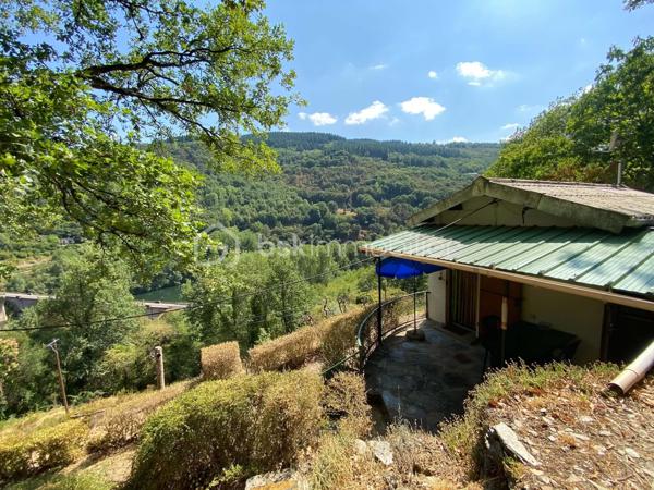 Un petit refuge au cœur de la vallée du Tarn…

Sur la commune de Connac, dans un environnement naturel et préservé, découvrez cette charmante petite maison d’environ 21 m², implantée sur un beau terrain de 1 567 m² et bénéficiant d’une agréable vue sur la vallée.

Ici, le véritable luxe, c’est le cadre : la nature, le calme et le Tarn à proximité immédiate, avec les activités nautiques et les plaisirs de la rivière accessibles à seulement quelques minutes. Canoë, baignade, pêche, balades… un environnement particulièrement agréable pour profiter pleinement des beaux jours.
La maison offre une organisation simple et fonctionnelle avec une cuisine équipée, une chambre indépendante, une salle d’eau ainsi que des WC avec espace de rangement.
La maison est raccordée à l’eau de ville, dispose d’un chauffage électrique et peut être proposée meublée.

À l’extérieur, une terrasse d’environ 15 m² permet de profiter pleinement du cadre et des beaux jours. Un petit abri de jardin complète l’ensemble.

Quelques améliorations sont à prévoir : menuiseries actuellement en simple vitrage, système d’assainissement à moderniser et chauffe-eau fonctionnel pouvant être remplacé par un petit cumulus plus adapté.

Le bien n’est pas soumis au DPE.

À proximité de Brousse-le-Château et Broquiès, cette petite propriété est idéale pour qui recherche un pied-à-terre en Aveyron, une petite maison à la campagne ou tout simplement son coin de tranquillité dans la vallée du Tarn, avec la rivière et ses loisirs à portée de main.

🌿 Terrain de 1 567 m²
🌄 Environnement naturel et vue sur la vallée
🚣 Tarn et activités nautiques à quelques minutes
🏡 Petite maison à usage d’habitation
💧 Eau de ville
🪴 Terrasse et abri de jardin
🛋️ Possibilité de vente meublée


Un petit bien atypique dans un secteur particulièrement apprécié des amoureux de nature et d’activités de plein air.
📞 Pour tout renseignement complémentaire ou pour organiser une visite, contactez moi.
🎥 Vidéo disponible sur demande.

Laetitia Criado – BSK Immobilier
06 61 20 65 41