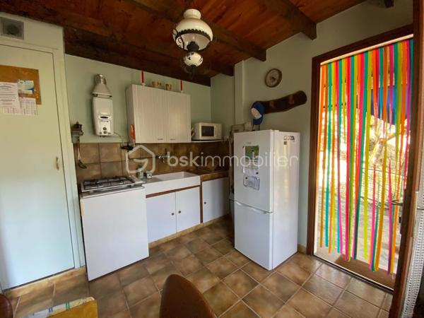 Un petit refuge au cœur de la vallée du Tarn…

Sur la commune de Connac, dans un environnement naturel et préservé, découvrez cette charmante petite maison d’environ 21 m², implantée sur un beau terrain de 1 567 m² et bénéficiant d’une agréable vue sur la vallée.

Ici, le véritable luxe, c’est le cadre : la nature, le calme et le Tarn à proximité immédiate, avec les activités nautiques et les plaisirs de la rivière accessibles à seulement quelques minutes. Canoë, baignade, pêche, balades… un environnement particulièrement agréable pour profiter pleinement des beaux jours.
La maison offre une organisation simple et fonctionnelle avec une cuisine équipée, une chambre indépendante, une salle d’eau ainsi que des WC avec espace de rangement.
La maison est raccordée à l’eau de ville, dispose d’un chauffage électrique et peut être proposée meublée.

À l’extérieur, une terrasse d’environ 15 m² permet de profiter pleinement du cadre et des beaux jours. Un petit abri de jardin complète l’ensemble.

Quelques améliorations sont à prévoir : menuiseries actuellement en simple vitrage, système d’assainissement à moderniser et chauffe-eau fonctionnel pouvant être remplacé par un petit cumulus plus adapté.

Le bien n’est pas soumis au DPE.

À proximité de Brousse-le-Château et Broquiès, cette petite propriété est idéale pour qui recherche un pied-à-terre en Aveyron, une petite maison à la campagne ou tout simplement son coin de tranquillité dans la vallée du Tarn, avec la rivière et ses loisirs à portée de main.

🌿 Terrain de 1 567 m²
🌄 Environnement naturel et vue sur la vallée
🚣 Tarn et activités nautiques à quelques minutes
🏡 Petite maison à usage d’habitation
💧 Eau de ville
🪴 Terrasse et abri de jardin
🛋️ Possibilité de vente meublée


Un petit bien atypique dans un secteur particulièrement apprécié des amoureux de nature et d’activités de plein air.
📞 Pour tout renseignement complémentaire ou pour organiser une visite, contactez moi.
🎥 Vidéo disponible sur demande.

Laetitia Criado – BSK Immobilier
06 61 20 65 41