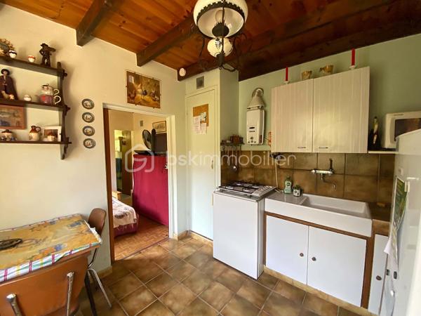 Un petit refuge au cœur de la vallée du Tarn…

Sur la commune de Connac, dans un environnement naturel et préservé, découvrez cette charmante petite maison d’environ 21 m², implantée sur un beau terrain de 1 567 m² et bénéficiant d’une agréable vue sur la vallée.

Ici, le véritable luxe, c’est le cadre : la nature, le calme et le Tarn à proximité immédiate, avec les activités nautiques et les plaisirs de la rivière accessibles à seulement quelques minutes. Canoë, baignade, pêche, balades… un environnement particulièrement agréable pour profiter pleinement des beaux jours.
La maison offre une organisation simple et fonctionnelle avec une cuisine équipée, une chambre indépendante, une salle d’eau ainsi que des WC avec espace de rangement.
La maison est raccordée à l’eau de ville, dispose d’un chauffage électrique et peut être proposée meublée.

À l’extérieur, une terrasse d’environ 15 m² permet de profiter pleinement du cadre et des beaux jours. Un petit abri de jardin complète l’ensemble.

Quelques améliorations sont à prévoir : menuiseries actuellement en simple vitrage, système d’assainissement à moderniser et chauffe-eau fonctionnel pouvant être remplacé par un petit cumulus plus adapté.

Le bien n’est pas soumis au DPE.

À proximité de Brousse-le-Château et Broquiès, cette petite propriété est idéale pour qui recherche un pied-à-terre en Aveyron, une petite maison à la campagne ou tout simplement son coin de tranquillité dans la vallée du Tarn, avec la rivière et ses loisirs à portée de main.

🌿 Terrain de 1 567 m²
🌄 Environnement naturel et vue sur la vallée
🚣 Tarn et activités nautiques à quelques minutes
🏡 Petite maison à usage d’habitation
💧 Eau de ville
🪴 Terrasse et abri de jardin
🛋️ Possibilité de vente meublée


Un petit bien atypique dans un secteur particulièrement apprécié des amoureux de nature et d’activités de plein air.
📞 Pour tout renseignement complémentaire ou pour organiser une visite, contactez moi.
🎥 Vidéo disponible sur demande.

Laetitia Criado – BSK Immobilier
06 61 20 65 41