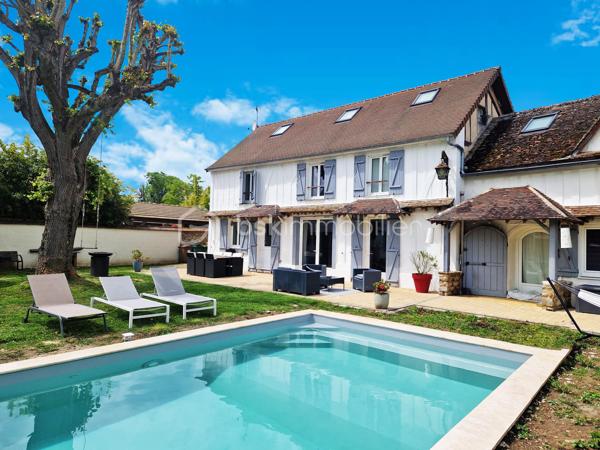 Située à 5' d'Orgerus et 5’ de Richebourg, amoureux de l’ancien et des beaux volumes, laissez-vous séduire par cette superbe longère entièrement rénovée avec soin, offrant environ 187 m² au sol, où authenticité et modernité se marient parfaitement. 
Gare de Tacoignières à 5’.

Dès l’entrée, le charme opère : matériaux de qualité, atmosphère chaleureuse et caractère de l’ancien sublimé par une très belle rénovation.
La maison propose 6 pièces, dont 4 chambres, avec tout le charme du mansardé qui confère une ambiance cosy et raffinée.

Au rez-de-chaussée, un grand espace de vie d'environ 75 m2, lumineux et convivial, comprenant une cuisine aménagée (env 17m2), une salle à manger (env 33m2) et un salon voûté d’environ 25m2 avec une magnifique cheminée, qui invite aux moments en famille ou entre amis. Un WC séparé et une chaufferie complète ce niveau.
Au 1er étage, une double chambre avec attenant, un dressing, un WC séparé et une salle de bain, ainsi qu’une autre chambre avec sa salle d’eau et ses rangements.
Sous les combles, une pièce palière (pouvant servir de bureau ou autre activité) dessert 2 belles chambres mansardées. Le charme assuré !

À l’extérieur, vous profiterez d’un beau terrain avec une magnifique piscine enterrée récente de 7 m x 4 m, tout juste réalisée et mise en eau (mai 2026), équipée de sa pompe à chaleur pour prolonger les baignades en toute saison.
Côté dépendances, cette propriété offre de nombreuses possibilités :
    • Un garage d’environ 33 m² au sol, avec étage et plancher bois, idéal pour du stockage, un bureau, un atelier d’artiste ou une activité indépendante. 
    • Un atelier d’environ 22 m², qui accueille actuellement le local technique de la piscine et un espace avec établi pour les bricoleurs.

Les plus :
- Longère entièrement rénovée
- Toiture refaite
- Charme de l’ancien préservé
- Piscine neuve avec pompe à chaleur
- Dépendances offrant de multiples usages
- Environnement très calme et cadre de vie privilégié

On arrive, on pose les valises !
Un bien rare, alliant cachet, confort et potentiel, à découvrir sans tarder.
Une visite s’impose...