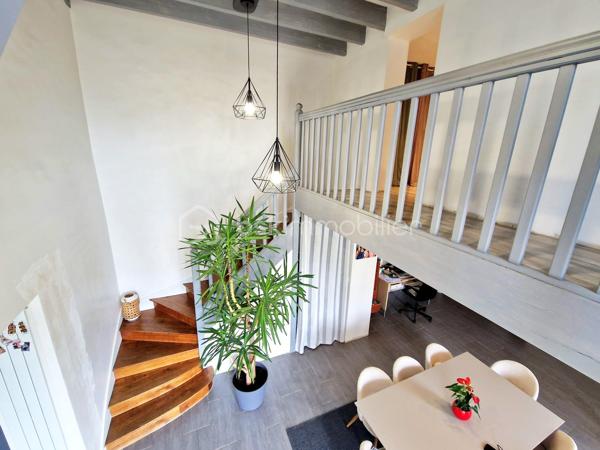 Située à 5' d'Orgerus et 5’ de Richebourg, amoureux de l’ancien et des beaux volumes, laissez-vous séduire par cette superbe longère entièrement rénovée avec soin, offrant environ 187 m² au sol, où authenticité et modernité se marient parfaitement. 
Gare de Tacoignières à 5’.

Dès l’entrée, le charme opère : matériaux de qualité, atmosphère chaleureuse et caractère de l’ancien sublimé par une très belle rénovation.
La maison propose 6 pièces, dont 4 chambres, avec tout le charme du mansardé qui confère une ambiance cosy et raffinée.

Au rez-de-chaussée, un grand espace de vie d'environ 75 m2, lumineux et convivial, comprenant une cuisine aménagée (env 17m2), une salle à manger (env 33m2) et un salon voûté d’environ 25m2 avec une magnifique cheminée, qui invite aux moments en famille ou entre amis. Un WC séparé et une chaufferie complète ce niveau.
Au 1er étage, une double chambre avec attenant, un dressing, un WC séparé et une salle de bain, ainsi qu’une autre chambre avec sa salle d’eau et ses rangements.
Sous les combles, une pièce palière (pouvant servir de bureau ou autre activité) dessert 2 belles chambres mansardées. Le charme assuré !

À l’extérieur, vous profiterez d’un beau terrain avec une magnifique piscine enterrée récente de 7 m x 4 m, tout juste réalisée et mise en eau (mai 2026), équipée de sa pompe à chaleur pour prolonger les baignades en toute saison.
Côté dépendances, cette propriété offre de nombreuses possibilités :
    • Un garage d’environ 33 m² au sol, avec étage et plancher bois, idéal pour du stockage, un bureau, un atelier d’artiste ou une activité indépendante. 
    • Un atelier d’environ 22 m², qui accueille actuellement le local technique de la piscine et un espace avec établi pour les bricoleurs.

Les plus :
- Longère entièrement rénovée
- Toiture refaite
- Charme de l’ancien préservé
- Piscine neuve avec pompe à chaleur
- Dépendances offrant de multiples usages
- Environnement très calme et cadre de vie privilégié

On arrive, on pose les valises !
Un bien rare, alliant cachet, confort et potentiel, à découvrir sans tarder.
Une visite s’impose...