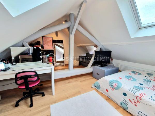 Située à 5' d'Orgerus et 5’ de Richebourg, amoureux de l’ancien et des beaux volumes, laissez-vous séduire par cette superbe longère entièrement rénovée avec soin, offrant environ 187 m² au sol, où authenticité et modernité se marient parfaitement. 
Gare de Tacoignières à 5’.

Dès l’entrée, le charme opère : matériaux de qualité, atmosphère chaleureuse et caractère de l’ancien sublimé par une très belle rénovation.
La maison propose 6 pièces, dont 4 chambres, avec tout le charme du mansardé qui confère une ambiance cosy et raffinée.

Au rez-de-chaussée, un grand espace de vie d'environ 75 m2, lumineux et convivial, comprenant une cuisine aménagée (env 17m2), une salle à manger (env 33m2) et un salon voûté d’environ 25m2 avec une magnifique cheminée, qui invite aux moments en famille ou entre amis. Un WC séparé et une chaufferie complète ce niveau.
Au 1er étage, une double chambre avec attenant, un dressing, un WC séparé et une salle de bain, ainsi qu’une autre chambre avec sa salle d’eau et ses rangements.
Sous les combles, une pièce palière (pouvant servir de bureau ou autre activité) dessert 2 belles chambres mansardées. Le charme assuré !

À l’extérieur, vous profiterez d’un beau terrain avec une magnifique piscine enterrée récente de 7 m x 4 m, tout juste réalisée et mise en eau (mai 2026), équipée de sa pompe à chaleur pour prolonger les baignades en toute saison.
Côté dépendances, cette propriété offre de nombreuses possibilités :
    • Un garage d’environ 33 m² au sol, avec étage et plancher bois, idéal pour du stockage, un bureau, un atelier d’artiste ou une activité indépendante. 
    • Un atelier d’environ 22 m², qui accueille actuellement le local technique de la piscine et un espace avec établi pour les bricoleurs.

Les plus :
- Longère entièrement rénovée
- Toiture refaite
- Charme de l’ancien préservé
- Piscine neuve avec pompe à chaleur
- Dépendances offrant de multiples usages
- Environnement très calme et cadre de vie privilégié

On arrive, on pose les valises !
Un bien rare, alliant cachet, confort et potentiel, à découvrir sans tarder.
Une visite s’impose...