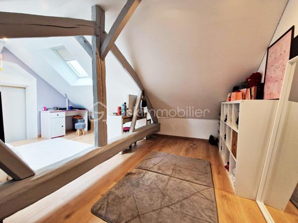 Située à 5' d'Orgerus et 5’ de Richebourg, amoureux de l’ancien et des beaux volumes, laissez-vous séduire par cette superbe longère entièrement rénovée avec soin, offrant environ 187 m² au sol, où authenticité et modernité se marient parfaitement. 
Gare de Tacoignières à 5’.

Dès l’entrée, le charme opère : matériaux de qualité, atmosphère chaleureuse et caractère de l’ancien sublimé par une très belle rénovation.
La maison propose 6 pièces, dont 4 chambres, avec tout le charme du mansardé qui confère une ambiance cosy et raffinée.

Au rez-de-chaussée, un grand espace de vie d'environ 75 m2, lumineux et convivial, comprenant une cuisine aménagée (env 17m2), une salle à manger (env 33m2) et un salon voûté d’environ 25m2 avec une magnifique cheminée, qui invite aux moments en famille ou entre amis. Un WC séparé et une chaufferie complète ce niveau.
Au 1er étage, une double chambre avec attenant, un dressing, un WC séparé et une salle de bain, ainsi qu’une autre chambre avec sa salle d’eau et ses rangements.
Sous les combles, une pièce palière (pouvant servir de bureau ou autre activité) dessert 2 belles chambres mansardées. Le charme assuré !

À l’extérieur, vous profiterez d’un beau terrain avec une magnifique piscine enterrée récente de 7 m x 4 m, tout juste réalisée et mise en eau (mai 2026), équipée de sa pompe à chaleur pour prolonger les baignades en toute saison.
Côté dépendances, cette propriété offre de nombreuses possibilités :
    • Un garage d’environ 33 m² au sol, avec étage et plancher bois, idéal pour du stockage, un bureau, un atelier d’artiste ou une activité indépendante. 
    • Un atelier d’environ 22 m², qui accueille actuellement le local technique de la piscine et un espace avec établi pour les bricoleurs.

Les plus :
- Longère entièrement rénovée
- Toiture refaite
- Charme de l’ancien préservé
- Piscine neuve avec pompe à chaleur
- Dépendances offrant de multiples usages
- Environnement très calme et cadre de vie privilégié

On arrive, on pose les valises !
Un bien rare, alliant cachet, confort et potentiel, à découvrir sans tarder.
Une visite s’impose...