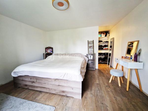 Située à 5' d'Orgerus et 5’ de Richebourg, amoureux de l’ancien et des beaux volumes, laissez-vous séduire par cette superbe longère entièrement rénovée avec soin, offrant environ 187 m² au sol, où authenticité et modernité se marient parfaitement. 
Gare de Tacoignières à 5’.

Dès l’entrée, le charme opère : matériaux de qualité, atmosphère chaleureuse et caractère de l’ancien sublimé par une très belle rénovation.
La maison propose 6 pièces, dont 4 chambres, avec tout le charme du mansardé qui confère une ambiance cosy et raffinée.

Au rez-de-chaussée, un grand espace de vie d'environ 75 m2, lumineux et convivial, comprenant une cuisine aménagée (env 17m2), une salle à manger (env 33m2) et un salon voûté d’environ 25m2 avec une magnifique cheminée, qui invite aux moments en famille ou entre amis. Un WC séparé et une chaufferie complète ce niveau.
Au 1er étage, une double chambre avec attenant, un dressing, un WC séparé et une salle de bain, ainsi qu’une autre chambre avec sa salle d’eau et ses rangements.
Sous les combles, une pièce palière (pouvant servir de bureau ou autre activité) dessert 2 belles chambres mansardées. Le charme assuré !

À l’extérieur, vous profiterez d’un beau terrain avec une magnifique piscine enterrée récente de 7 m x 4 m, tout juste réalisée et mise en eau (mai 2026), équipée de sa pompe à chaleur pour prolonger les baignades en toute saison.
Côté dépendances, cette propriété offre de nombreuses possibilités :
    • Un garage d’environ 33 m² au sol, avec étage et plancher bois, idéal pour du stockage, un bureau, un atelier d’artiste ou une activité indépendante. 
    • Un atelier d’environ 22 m², qui accueille actuellement le local technique de la piscine et un espace avec établi pour les bricoleurs.

Les plus :
- Longère entièrement rénovée
- Toiture refaite
- Charme de l’ancien préservé
- Piscine neuve avec pompe à chaleur
- Dépendances offrant de multiples usages
- Environnement très calme et cadre de vie privilégié

On arrive, on pose les valises !
Un bien rare, alliant cachet, confort et potentiel, à découvrir sans tarder.
Une visite s’impose...