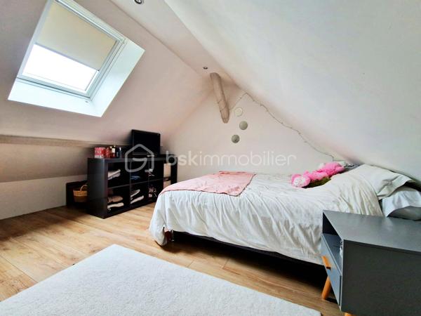 Située à 5' d'Orgerus et 5’ de Richebourg, amoureux de l’ancien et des beaux volumes, laissez-vous séduire par cette superbe longère entièrement rénovée avec soin, offrant environ 187 m² au sol, où authenticité et modernité se marient parfaitement. 
Gare de Tacoignières à 5’.

Dès l’entrée, le charme opère : matériaux de qualité, atmosphère chaleureuse et caractère de l’ancien sublimé par une très belle rénovation.
La maison propose 6 pièces, dont 4 chambres, avec tout le charme du mansardé qui confère une ambiance cosy et raffinée.

Au rez-de-chaussée, un grand espace de vie d'environ 75 m2, lumineux et convivial, comprenant une cuisine aménagée (env 17m2), une salle à manger (env 33m2) et un salon voûté d’environ 25m2 avec une magnifique cheminée, qui invite aux moments en famille ou entre amis. Un WC séparé et une chaufferie complète ce niveau.
Au 1er étage, une double chambre avec attenant, un dressing, un WC séparé et une salle de bain, ainsi qu’une autre chambre avec sa salle d’eau et ses rangements.
Sous les combles, une pièce palière (pouvant servir de bureau ou autre activité) dessert 2 belles chambres mansardées. Le charme assuré !

À l’extérieur, vous profiterez d’un beau terrain avec une magnifique piscine enterrée récente de 7 m x 4 m, tout juste réalisée et mise en eau (mai 2026), équipée de sa pompe à chaleur pour prolonger les baignades en toute saison.
Côté dépendances, cette propriété offre de nombreuses possibilités :
    • Un garage d’environ 33 m² au sol, avec étage et plancher bois, idéal pour du stockage, un bureau, un atelier d’artiste ou une activité indépendante. 
    • Un atelier d’environ 22 m², qui accueille actuellement le local technique de la piscine et un espace avec établi pour les bricoleurs.

Les plus :
- Longère entièrement rénovée
- Toiture refaite
- Charme de l’ancien préservé
- Piscine neuve avec pompe à chaleur
- Dépendances offrant de multiples usages
- Environnement très calme et cadre de vie privilégié

On arrive, on pose les valises !
Un bien rare, alliant cachet, confort et potentiel, à découvrir sans tarder.
Une visite s’impose...
