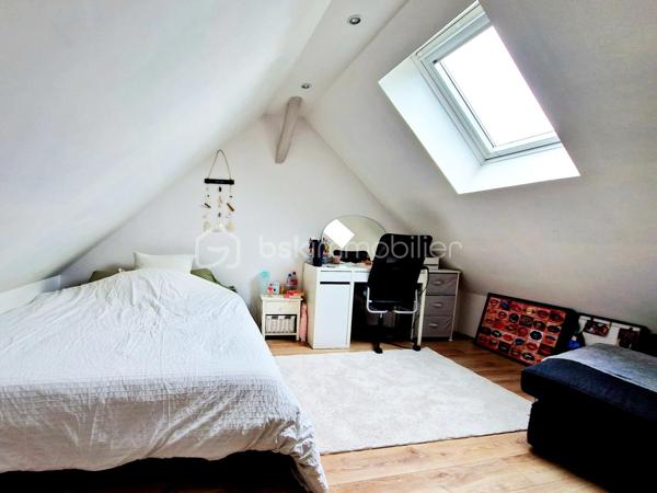 Située à 5' d'Orgerus et 5’ de Richebourg, amoureux de l’ancien et des beaux volumes, laissez-vous séduire par cette superbe longère entièrement rénovée avec soin, offrant environ 187 m² au sol, où authenticité et modernité se marient parfaitement. 
Gare de Tacoignières à 5’.

Dès l’entrée, le charme opère : matériaux de qualité, atmosphère chaleureuse et caractère de l’ancien sublimé par une très belle rénovation.
La maison propose 6 pièces, dont 4 chambres, avec tout le charme du mansardé qui confère une ambiance cosy et raffinée.

Au rez-de-chaussée, un grand espace de vie d'environ 75 m2, lumineux et convivial, comprenant une cuisine aménagée (env 17m2), une salle à manger (env 33m2) et un salon voûté d’environ 25m2 avec une magnifique cheminée, qui invite aux moments en famille ou entre amis. Un WC séparé et une chaufferie complète ce niveau.
Au 1er étage, une double chambre avec attenant, un dressing, un WC séparé et une salle de bain, ainsi qu’une autre chambre avec sa salle d’eau et ses rangements.
Sous les combles, une pièce palière (pouvant servir de bureau ou autre activité) dessert 2 belles chambres mansardées. Le charme assuré !

À l’extérieur, vous profiterez d’un beau terrain avec une magnifique piscine enterrée récente de 7 m x 4 m, tout juste réalisée et mise en eau (mai 2026), équipée de sa pompe à chaleur pour prolonger les baignades en toute saison.
Côté dépendances, cette propriété offre de nombreuses possibilités :
    • Un garage d’environ 33 m² au sol, avec étage et plancher bois, idéal pour du stockage, un bureau, un atelier d’artiste ou une activité indépendante. 
    • Un atelier d’environ 22 m², qui accueille actuellement le local technique de la piscine et un espace avec établi pour les bricoleurs.

Les plus :
- Longère entièrement rénovée
- Toiture refaite
- Charme de l’ancien préservé
- Piscine neuve avec pompe à chaleur
- Dépendances offrant de multiples usages
- Environnement très calme et cadre de vie privilégié

On arrive, on pose les valises !
Un bien rare, alliant cachet, confort et potentiel, à découvrir sans tarder.
Une visite s’impose...