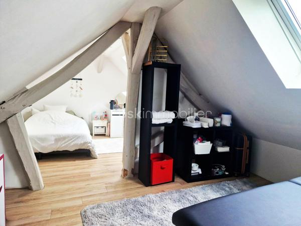 Située à 5' d'Orgerus et 5’ de Richebourg, amoureux de l’ancien et des beaux volumes, laissez-vous séduire par cette superbe longère entièrement rénovée avec soin, offrant environ 187 m² au sol, où authenticité et modernité se marient parfaitement. 
Gare de Tacoignières à 5’.

Dès l’entrée, le charme opère : matériaux de qualité, atmosphère chaleureuse et caractère de l’ancien sublimé par une très belle rénovation.
La maison propose 6 pièces, dont 4 chambres, avec tout le charme du mansardé qui confère une ambiance cosy et raffinée.

Au rez-de-chaussée, un grand espace de vie d'environ 75 m2, lumineux et convivial, comprenant une cuisine aménagée (env 17m2), une salle à manger (env 33m2) et un salon voûté d’environ 25m2 avec une magnifique cheminée, qui invite aux moments en famille ou entre amis. Un WC séparé et une chaufferie complète ce niveau.
Au 1er étage, une double chambre avec attenant, un dressing, un WC séparé et une salle de bain, ainsi qu’une autre chambre avec sa salle d’eau et ses rangements.
Sous les combles, une pièce palière (pouvant servir de bureau ou autre activité) dessert 2 belles chambres mansardées. Le charme assuré !

À l’extérieur, vous profiterez d’un beau terrain avec une magnifique piscine enterrée récente de 7 m x 4 m, tout juste réalisée et mise en eau (mai 2026), équipée de sa pompe à chaleur pour prolonger les baignades en toute saison.
Côté dépendances, cette propriété offre de nombreuses possibilités :
    • Un garage d’environ 33 m² au sol, avec étage et plancher bois, idéal pour du stockage, un bureau, un atelier d’artiste ou une activité indépendante. 
    • Un atelier d’environ 22 m², qui accueille actuellement le local technique de la piscine et un espace avec établi pour les bricoleurs.

Les plus :
- Longère entièrement rénovée
- Toiture refaite
- Charme de l’ancien préservé
- Piscine neuve avec pompe à chaleur
- Dépendances offrant de multiples usages
- Environnement très calme et cadre de vie privilégié

On arrive, on pose les valises !
Un bien rare, alliant cachet, confort et potentiel, à découvrir sans tarder.
Une visite s’impose...