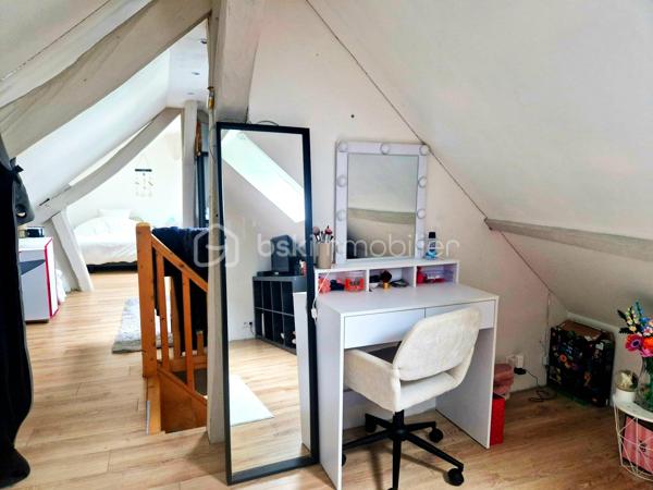 Située à 5' d'Orgerus et 5’ de Richebourg, amoureux de l’ancien et des beaux volumes, laissez-vous séduire par cette superbe longère entièrement rénovée avec soin, offrant environ 187 m² au sol, où authenticité et modernité se marient parfaitement. 
Gare de Tacoignières à 5’.

Dès l’entrée, le charme opère : matériaux de qualité, atmosphère chaleureuse et caractère de l’ancien sublimé par une très belle rénovation.
La maison propose 6 pièces, dont 4 chambres, avec tout le charme du mansardé qui confère une ambiance cosy et raffinée.

Au rez-de-chaussée, un grand espace de vie d'environ 75 m2, lumineux et convivial, comprenant une cuisine aménagée (env 17m2), une salle à manger (env 33m2) et un salon voûté d’environ 25m2 avec une magnifique cheminée, qui invite aux moments en famille ou entre amis. Un WC séparé et une chaufferie complète ce niveau.
Au 1er étage, une double chambre avec attenant, un dressing, un WC séparé et une salle de bain, ainsi qu’une autre chambre avec sa salle d’eau et ses rangements.
Sous les combles, une pièce palière (pouvant servir de bureau ou autre activité) dessert 2 belles chambres mansardées. Le charme assuré !

À l’extérieur, vous profiterez d’un beau terrain avec une magnifique piscine enterrée récente de 7 m x 4 m, tout juste réalisée et mise en eau (mai 2026), équipée de sa pompe à chaleur pour prolonger les baignades en toute saison.
Côté dépendances, cette propriété offre de nombreuses possibilités :
    • Un garage d’environ 33 m² au sol, avec étage et plancher bois, idéal pour du stockage, un bureau, un atelier d’artiste ou une activité indépendante. 
    • Un atelier d’environ 22 m², qui accueille actuellement le local technique de la piscine et un espace avec établi pour les bricoleurs.

Les plus :
- Longère entièrement rénovée
- Toiture refaite
- Charme de l’ancien préservé
- Piscine neuve avec pompe à chaleur
- Dépendances offrant de multiples usages
- Environnement très calme et cadre de vie privilégié

On arrive, on pose les valises !
Un bien rare, alliant cachet, confort et potentiel, à découvrir sans tarder.
Une visite s’impose...