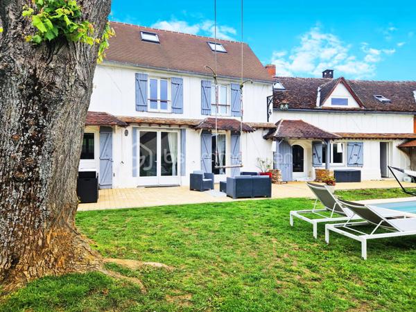 Située à 5' d'Orgerus et 5’ de Richebourg, amoureux de l’ancien et des beaux volumes, laissez-vous séduire par cette superbe longère entièrement rénovée avec soin, offrant environ 187 m² au sol, où authenticité et modernité se marient parfaitement. 
Gare de Tacoignières à 5’.

Dès l’entrée, le charme opère : matériaux de qualité, atmosphère chaleureuse et caractère de l’ancien sublimé par une très belle rénovation.
La maison propose 6 pièces, dont 4 chambres, avec tout le charme du mansardé qui confère une ambiance cosy et raffinée.

Au rez-de-chaussée, un grand espace de vie d'environ 75 m2, lumineux et convivial, comprenant une cuisine aménagée (env 17m2), une salle à manger (env 33m2) et un salon voûté d’environ 25m2 avec une magnifique cheminée, qui invite aux moments en famille ou entre amis. Un WC séparé et une chaufferie complète ce niveau.
Au 1er étage, une double chambre avec attenant, un dressing, un WC séparé et une salle de bain, ainsi qu’une autre chambre avec sa salle d’eau et ses rangements.
Sous les combles, une pièce palière (pouvant servir de bureau ou autre activité) dessert 2 belles chambres mansardées. Le charme assuré !

À l’extérieur, vous profiterez d’un beau terrain avec une magnifique piscine enterrée récente de 7 m x 4 m, tout juste réalisée et mise en eau (mai 2026), équipée de sa pompe à chaleur pour prolonger les baignades en toute saison.
Côté dépendances, cette propriété offre de nombreuses possibilités :
    • Un garage d’environ 33 m² au sol, avec étage et plancher bois, idéal pour du stockage, un bureau, un atelier d’artiste ou une activité indépendante. 
    • Un atelier d’environ 22 m², qui accueille actuellement le local technique de la piscine et un espace avec établi pour les bricoleurs.

Les plus :
- Longère entièrement rénovée
- Toiture refaite
- Charme de l’ancien préservé
- Piscine neuve avec pompe à chaleur
- Dépendances offrant de multiples usages
- Environnement très calme et cadre de vie privilégié

On arrive, on pose les valises !
Un bien rare, alliant cachet, confort et potentiel, à découvrir sans tarder.
Une visite s’impose...
