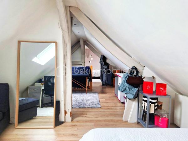 Située à 5' d'Orgerus et 5’ de Richebourg, amoureux de l’ancien et des beaux volumes, laissez-vous séduire par cette superbe longère entièrement rénovée avec soin, offrant environ 187 m² au sol, où authenticité et modernité se marient parfaitement. 
Gare de Tacoignières à 5’.

Dès l’entrée, le charme opère : matériaux de qualité, atmosphère chaleureuse et caractère de l’ancien sublimé par une très belle rénovation.
La maison propose 6 pièces, dont 4 chambres, avec tout le charme du mansardé qui confère une ambiance cosy et raffinée.

Au rez-de-chaussée, un grand espace de vie d'environ 75 m2, lumineux et convivial, comprenant une cuisine aménagée (env 17m2), une salle à manger (env 33m2) et un salon voûté d’environ 25m2 avec une magnifique cheminée, qui invite aux moments en famille ou entre amis. Un WC séparé et une chaufferie complète ce niveau.
Au 1er étage, une double chambre avec attenant, un dressing, un WC séparé et une salle de bain, ainsi qu’une autre chambre avec sa salle d’eau et ses rangements.
Sous les combles, une pièce palière (pouvant servir de bureau ou autre activité) dessert 2 belles chambres mansardées. Le charme assuré !

À l’extérieur, vous profiterez d’un beau terrain avec une magnifique piscine enterrée récente de 7 m x 4 m, tout juste réalisée et mise en eau (mai 2026), équipée de sa pompe à chaleur pour prolonger les baignades en toute saison.
Côté dépendances, cette propriété offre de nombreuses possibilités :
    • Un garage d’environ 33 m² au sol, avec étage et plancher bois, idéal pour du stockage, un bureau, un atelier d’artiste ou une activité indépendante. 
    • Un atelier d’environ 22 m², qui accueille actuellement le local technique de la piscine et un espace avec établi pour les bricoleurs.

Les plus :
- Longère entièrement rénovée
- Toiture refaite
- Charme de l’ancien préservé
- Piscine neuve avec pompe à chaleur
- Dépendances offrant de multiples usages
- Environnement très calme et cadre de vie privilégié

On arrive, on pose les valises !
Un bien rare, alliant cachet, confort et potentiel, à découvrir sans tarder.
Une visite s’impose...