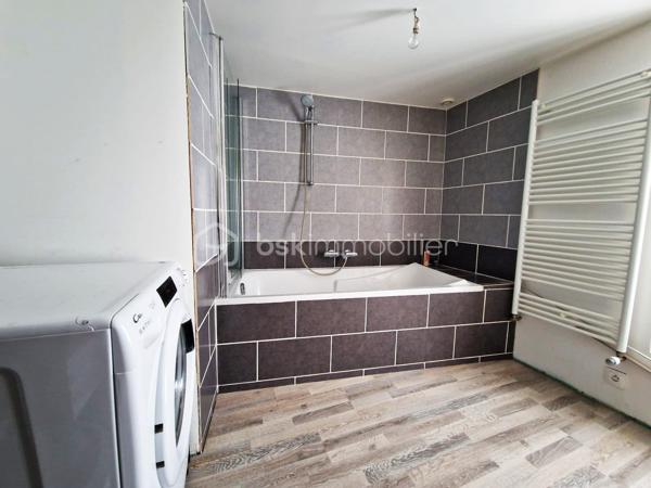 Située à 5' d'Orgerus et 5’ de Richebourg, amoureux de l’ancien et des beaux volumes, laissez-vous séduire par cette superbe longère entièrement rénovée avec soin, offrant environ 187 m² au sol, où authenticité et modernité se marient parfaitement. 
Gare de Tacoignières à 5’.

Dès l’entrée, le charme opère : matériaux de qualité, atmosphère chaleureuse et caractère de l’ancien sublimé par une très belle rénovation.
La maison propose 6 pièces, dont 4 chambres, avec tout le charme du mansardé qui confère une ambiance cosy et raffinée.

Au rez-de-chaussée, un grand espace de vie d'environ 75 m2, lumineux et convivial, comprenant une cuisine aménagée (env 17m2), une salle à manger (env 33m2) et un salon voûté d’environ 25m2 avec une magnifique cheminée, qui invite aux moments en famille ou entre amis. Un WC séparé et une chaufferie complète ce niveau.
Au 1er étage, une double chambre avec attenant, un dressing, un WC séparé et une salle de bain, ainsi qu’une autre chambre avec sa salle d’eau et ses rangements.
Sous les combles, une pièce palière (pouvant servir de bureau ou autre activité) dessert 2 belles chambres mansardées. Le charme assuré !

À l’extérieur, vous profiterez d’un beau terrain avec une magnifique piscine enterrée récente de 7 m x 4 m, tout juste réalisée et mise en eau (mai 2026), équipée de sa pompe à chaleur pour prolonger les baignades en toute saison.
Côté dépendances, cette propriété offre de nombreuses possibilités :
    • Un garage d’environ 33 m² au sol, avec étage et plancher bois, idéal pour du stockage, un bureau, un atelier d’artiste ou une activité indépendante. 
    • Un atelier d’environ 22 m², qui accueille actuellement le local technique de la piscine et un espace avec établi pour les bricoleurs.

Les plus :
- Longère entièrement rénovée
- Toiture refaite
- Charme de l’ancien préservé
- Piscine neuve avec pompe à chaleur
- Dépendances offrant de multiples usages
- Environnement très calme et cadre de vie privilégié

On arrive, on pose les valises !
Un bien rare, alliant cachet, confort et potentiel, à découvrir sans tarder.
Une visite s’impose...