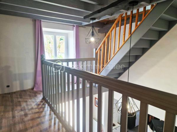 Située à 5' d'Orgerus et 5’ de Richebourg, amoureux de l’ancien et des beaux volumes, laissez-vous séduire par cette superbe longère entièrement rénovée avec soin, offrant environ 187 m² au sol, où authenticité et modernité se marient parfaitement. 
Gare de Tacoignières à 5’.

Dès l’entrée, le charme opère : matériaux de qualité, atmosphère chaleureuse et caractère de l’ancien sublimé par une très belle rénovation.
La maison propose 6 pièces, dont 4 chambres, avec tout le charme du mansardé qui confère une ambiance cosy et raffinée.

Au rez-de-chaussée, un grand espace de vie d'environ 75 m2, lumineux et convivial, comprenant une cuisine aménagée (env 17m2), une salle à manger (env 33m2) et un salon voûté d’environ 25m2 avec une magnifique cheminée, qui invite aux moments en famille ou entre amis. Un WC séparé et une chaufferie complète ce niveau.
Au 1er étage, une double chambre avec attenant, un dressing, un WC séparé et une salle de bain, ainsi qu’une autre chambre avec sa salle d’eau et ses rangements.
Sous les combles, une pièce palière (pouvant servir de bureau ou autre activité) dessert 2 belles chambres mansardées. Le charme assuré !

À l’extérieur, vous profiterez d’un beau terrain avec une magnifique piscine enterrée récente de 7 m x 4 m, tout juste réalisée et mise en eau (mai 2026), équipée de sa pompe à chaleur pour prolonger les baignades en toute saison.
Côté dépendances, cette propriété offre de nombreuses possibilités :
    • Un garage d’environ 33 m² au sol, avec étage et plancher bois, idéal pour du stockage, un bureau, un atelier d’artiste ou une activité indépendante. 
    • Un atelier d’environ 22 m², qui accueille actuellement le local technique de la piscine et un espace avec établi pour les bricoleurs.

Les plus :
- Longère entièrement rénovée
- Toiture refaite
- Charme de l’ancien préservé
- Piscine neuve avec pompe à chaleur
- Dépendances offrant de multiples usages
- Environnement très calme et cadre de vie privilégié

On arrive, on pose les valises !
Un bien rare, alliant cachet, confort et potentiel, à découvrir sans tarder.
Une visite s’impose...