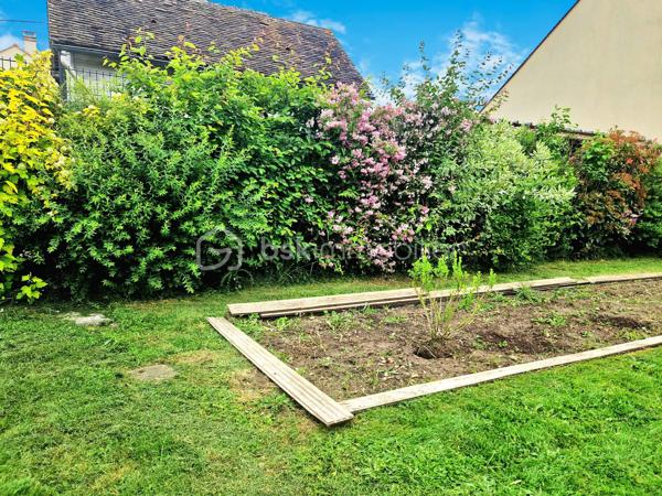 Située à 5' d'Orgerus et 5’ de Richebourg, amoureux de l’ancien et des beaux volumes, laissez-vous séduire par cette superbe longère entièrement rénovée avec soin, offrant environ 187 m² au sol, où authenticité et modernité se marient parfaitement. 
Gare de Tacoignières à 5’.

Dès l’entrée, le charme opère : matériaux de qualité, atmosphère chaleureuse et caractère de l’ancien sublimé par une très belle rénovation.
La maison propose 6 pièces, dont 4 chambres, avec tout le charme du mansardé qui confère une ambiance cosy et raffinée.

Au rez-de-chaussée, un grand espace de vie d'environ 75 m2, lumineux et convivial, comprenant une cuisine aménagée (env 17m2), une salle à manger (env 33m2) et un salon voûté d’environ 25m2 avec une magnifique cheminée, qui invite aux moments en famille ou entre amis. Un WC séparé et une chaufferie complète ce niveau.
Au 1er étage, une double chambre avec attenant, un dressing, un WC séparé et une salle de bain, ainsi qu’une autre chambre avec sa salle d’eau et ses rangements.
Sous les combles, une pièce palière (pouvant servir de bureau ou autre activité) dessert 2 belles chambres mansardées. Le charme assuré !

À l’extérieur, vous profiterez d’un beau terrain avec une magnifique piscine enterrée récente de 7 m x 4 m, tout juste réalisée et mise en eau (mai 2026), équipée de sa pompe à chaleur pour prolonger les baignades en toute saison.
Côté dépendances, cette propriété offre de nombreuses possibilités :
    • Un garage d’environ 33 m² au sol, avec étage et plancher bois, idéal pour du stockage, un bureau, un atelier d’artiste ou une activité indépendante. 
    • Un atelier d’environ 22 m², qui accueille actuellement le local technique de la piscine et un espace avec établi pour les bricoleurs.

Les plus :
- Longère entièrement rénovée
- Toiture refaite
- Charme de l’ancien préservé
- Piscine neuve avec pompe à chaleur
- Dépendances offrant de multiples usages
- Environnement très calme et cadre de vie privilégié

On arrive, on pose les valises !
Un bien rare, alliant cachet, confort et potentiel, à découvrir sans tarder.
Une visite s’impose...