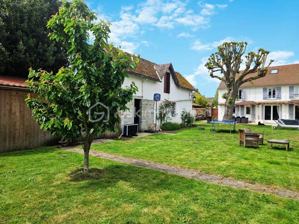 Située à 5' d'Orgerus et 5’ de Richebourg, amoureux de l’ancien et des beaux volumes, laissez-vous séduire par cette superbe longère entièrement rénovée avec soin, offrant environ 187 m² au sol, où authenticité et modernité se marient parfaitement. 
Gare de Tacoignières à 5’.

Dès l’entrée, le charme opère : matériaux de qualité, atmosphère chaleureuse et caractère de l’ancien sublimé par une très belle rénovation.
La maison propose 6 pièces, dont 4 chambres, avec tout le charme du mansardé qui confère une ambiance cosy et raffinée.

Au rez-de-chaussée, un grand espace de vie d'environ 75 m2, lumineux et convivial, comprenant une cuisine aménagée (env 17m2), une salle à manger (env 33m2) et un salon voûté d’environ 25m2 avec une magnifique cheminée, qui invite aux moments en famille ou entre amis. Un WC séparé et une chaufferie complète ce niveau.
Au 1er étage, une double chambre avec attenant, un dressing, un WC séparé et une salle de bain, ainsi qu’une autre chambre avec sa salle d’eau et ses rangements.
Sous les combles, une pièce palière (pouvant servir de bureau ou autre activité) dessert 2 belles chambres mansardées. Le charme assuré !

À l’extérieur, vous profiterez d’un beau terrain avec une magnifique piscine enterrée récente de 7 m x 4 m, tout juste réalisée et mise en eau (mai 2026), équipée de sa pompe à chaleur pour prolonger les baignades en toute saison.
Côté dépendances, cette propriété offre de nombreuses possibilités :
    • Un garage d’environ 33 m² au sol, avec étage et plancher bois, idéal pour du stockage, un bureau, un atelier d’artiste ou une activité indépendante. 
    • Un atelier d’environ 22 m², qui accueille actuellement le local technique de la piscine et un espace avec établi pour les bricoleurs.

Les plus :
- Longère entièrement rénovée
- Toiture refaite
- Charme de l’ancien préservé
- Piscine neuve avec pompe à chaleur
- Dépendances offrant de multiples usages
- Environnement très calme et cadre de vie privilégié

On arrive, on pose les valises !
Un bien rare, alliant cachet, confort et potentiel, à découvrir sans tarder.
Une visite s’impose...