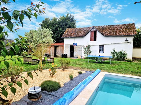 Située à 5' d'Orgerus et 5’ de Richebourg, amoureux de l’ancien et des beaux volumes, laissez-vous séduire par cette superbe longère entièrement rénovée avec soin, offrant environ 187 m² au sol, où authenticité et modernité se marient parfaitement. 
Gare de Tacoignières à 5’.

Dès l’entrée, le charme opère : matériaux de qualité, atmosphère chaleureuse et caractère de l’ancien sublimé par une très belle rénovation.
La maison propose 6 pièces, dont 4 chambres, avec tout le charme du mansardé qui confère une ambiance cosy et raffinée.

Au rez-de-chaussée, un grand espace de vie d'environ 75 m2, lumineux et convivial, comprenant une cuisine aménagée (env 17m2), une salle à manger (env 33m2) et un salon voûté d’environ 25m2 avec une magnifique cheminée, qui invite aux moments en famille ou entre amis. Un WC séparé et une chaufferie complète ce niveau.
Au 1er étage, une double chambre avec attenant, un dressing, un WC séparé et une salle de bain, ainsi qu’une autre chambre avec sa salle d’eau et ses rangements.
Sous les combles, une pièce palière (pouvant servir de bureau ou autre activité) dessert 2 belles chambres mansardées. Le charme assuré !

À l’extérieur, vous profiterez d’un beau terrain avec une magnifique piscine enterrée récente de 7 m x 4 m, tout juste réalisée et mise en eau (mai 2026), équipée de sa pompe à chaleur pour prolonger les baignades en toute saison.
Côté dépendances, cette propriété offre de nombreuses possibilités :
    • Un garage d’environ 33 m² au sol, avec étage et plancher bois, idéal pour du stockage, un bureau, un atelier d’artiste ou une activité indépendante. 
    • Un atelier d’environ 22 m², qui accueille actuellement le local technique de la piscine et un espace avec établi pour les bricoleurs.

Les plus :
- Longère entièrement rénovée
- Toiture refaite
- Charme de l’ancien préservé
- Piscine neuve avec pompe à chaleur
- Dépendances offrant de multiples usages
- Environnement très calme et cadre de vie privilégié

On arrive, on pose les valises !
Un bien rare, alliant cachet, confort et potentiel, à découvrir sans tarder.
Une visite s’impose...