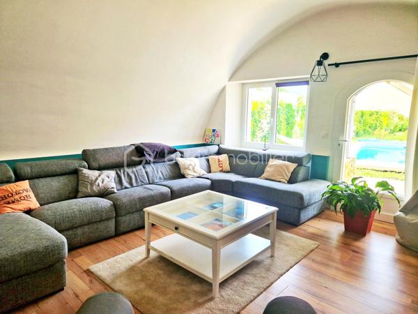 Située à 5' d'Orgerus et 5’ de Richebourg, amoureux de l’ancien et des beaux volumes, laissez-vous séduire par cette superbe longère entièrement rénovée avec soin, offrant environ 187 m² au sol, où authenticité et modernité se marient parfaitement. 
Gare de Tacoignières à 5’.

Dès l’entrée, le charme opère : matériaux de qualité, atmosphère chaleureuse et caractère de l’ancien sublimé par une très belle rénovation.
La maison propose 6 pièces, dont 4 chambres, avec tout le charme du mansardé qui confère une ambiance cosy et raffinée.

Au rez-de-chaussée, un grand espace de vie d'environ 75 m2, lumineux et convivial, comprenant une cuisine aménagée (env 17m2), une salle à manger (env 33m2) et un salon voûté d’environ 25m2 avec une magnifique cheminée, qui invite aux moments en famille ou entre amis. Un WC séparé et une chaufferie complète ce niveau.
Au 1er étage, une double chambre avec attenant, un dressing, un WC séparé et une salle de bain, ainsi qu’une autre chambre avec sa salle d’eau et ses rangements.
Sous les combles, une pièce palière (pouvant servir de bureau ou autre activité) dessert 2 belles chambres mansardées. Le charme assuré !

À l’extérieur, vous profiterez d’un beau terrain avec une magnifique piscine enterrée récente de 7 m x 4 m, tout juste réalisée et mise en eau (mai 2026), équipée de sa pompe à chaleur pour prolonger les baignades en toute saison.
Côté dépendances, cette propriété offre de nombreuses possibilités :
    • Un garage d’environ 33 m² au sol, avec étage et plancher bois, idéal pour du stockage, un bureau, un atelier d’artiste ou une activité indépendante. 
    • Un atelier d’environ 22 m², qui accueille actuellement le local technique de la piscine et un espace avec établi pour les bricoleurs.

Les plus :
- Longère entièrement rénovée
- Toiture refaite
- Charme de l’ancien préservé
- Piscine neuve avec pompe à chaleur
- Dépendances offrant de multiples usages
- Environnement très calme et cadre de vie privilégié

On arrive, on pose les valises !
Un bien rare, alliant cachet, confort et potentiel, à découvrir sans tarder.
Une visite s’impose...