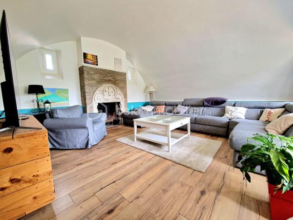 Située à 5' d'Orgerus et 5’ de Richebourg, amoureux de l’ancien et des beaux volumes, laissez-vous séduire par cette superbe longère entièrement rénovée avec soin, offrant environ 187 m² au sol, où authenticité et modernité se marient parfaitement. 
Gare de Tacoignières à 5’.

Dès l’entrée, le charme opère : matériaux de qualité, atmosphère chaleureuse et caractère de l’ancien sublimé par une très belle rénovation.
La maison propose 6 pièces, dont 4 chambres, avec tout le charme du mansardé qui confère une ambiance cosy et raffinée.

Au rez-de-chaussée, un grand espace de vie d'environ 75 m2, lumineux et convivial, comprenant une cuisine aménagée (env 17m2), une salle à manger (env 33m2) et un salon voûté d’environ 25m2 avec une magnifique cheminée, qui invite aux moments en famille ou entre amis. Un WC séparé et une chaufferie complète ce niveau.
Au 1er étage, une double chambre avec attenant, un dressing, un WC séparé et une salle de bain, ainsi qu’une autre chambre avec sa salle d’eau et ses rangements.
Sous les combles, une pièce palière (pouvant servir de bureau ou autre activité) dessert 2 belles chambres mansardées. Le charme assuré !

À l’extérieur, vous profiterez d’un beau terrain avec une magnifique piscine enterrée récente de 7 m x 4 m, tout juste réalisée et mise en eau (mai 2026), équipée de sa pompe à chaleur pour prolonger les baignades en toute saison.
Côté dépendances, cette propriété offre de nombreuses possibilités :
    • Un garage d’environ 33 m² au sol, avec étage et plancher bois, idéal pour du stockage, un bureau, un atelier d’artiste ou une activité indépendante. 
    • Un atelier d’environ 22 m², qui accueille actuellement le local technique de la piscine et un espace avec établi pour les bricoleurs.

Les plus :
- Longère entièrement rénovée
- Toiture refaite
- Charme de l’ancien préservé
- Piscine neuve avec pompe à chaleur
- Dépendances offrant de multiples usages
- Environnement très calme et cadre de vie privilégié

On arrive, on pose les valises !
Un bien rare, alliant cachet, confort et potentiel, à découvrir sans tarder.
Une visite s’impose...