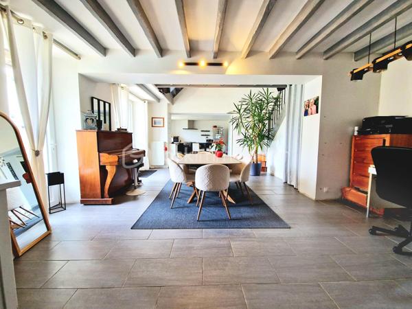 Située à 5' d'Orgerus et 5’ de Richebourg, amoureux de l’ancien et des beaux volumes, laissez-vous séduire par cette superbe longère entièrement rénovée avec soin, offrant environ 187 m² au sol, où authenticité et modernité se marient parfaitement. 
Gare de Tacoignières à 5’.

Dès l’entrée, le charme opère : matériaux de qualité, atmosphère chaleureuse et caractère de l’ancien sublimé par une très belle rénovation.
La maison propose 6 pièces, dont 4 chambres, avec tout le charme du mansardé qui confère une ambiance cosy et raffinée.

Au rez-de-chaussée, un grand espace de vie d'environ 75 m2, lumineux et convivial, comprenant une cuisine aménagée (env 17m2), une salle à manger (env 33m2) et un salon voûté d’environ 25m2 avec une magnifique cheminée, qui invite aux moments en famille ou entre amis. Un WC séparé et une chaufferie complète ce niveau.
Au 1er étage, une double chambre avec attenant, un dressing, un WC séparé et une salle de bain, ainsi qu’une autre chambre avec sa salle d’eau et ses rangements.
Sous les combles, une pièce palière (pouvant servir de bureau ou autre activité) dessert 2 belles chambres mansardées. Le charme assuré !

À l’extérieur, vous profiterez d’un beau terrain avec une magnifique piscine enterrée récente de 7 m x 4 m, tout juste réalisée et mise en eau (mai 2026), équipée de sa pompe à chaleur pour prolonger les baignades en toute saison.
Côté dépendances, cette propriété offre de nombreuses possibilités :
    • Un garage d’environ 33 m² au sol, avec étage et plancher bois, idéal pour du stockage, un bureau, un atelier d’artiste ou une activité indépendante. 
    • Un atelier d’environ 22 m², qui accueille actuellement le local technique de la piscine et un espace avec établi pour les bricoleurs.

Les plus :
- Longère entièrement rénovée
- Toiture refaite
- Charme de l’ancien préservé
- Piscine neuve avec pompe à chaleur
- Dépendances offrant de multiples usages
- Environnement très calme et cadre de vie privilégié

On arrive, on pose les valises !
Un bien rare, alliant cachet, confort et potentiel, à découvrir sans tarder.
Une visite s’impose...