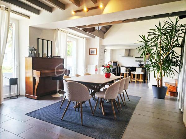 Située à 5' d'Orgerus et 5’ de Richebourg, amoureux de l’ancien et des beaux volumes, laissez-vous séduire par cette superbe longère entièrement rénovée avec soin, offrant environ 187 m² au sol, où authenticité et modernité se marient parfaitement. 
Gare de Tacoignières à 5’.

Dès l’entrée, le charme opère : matériaux de qualité, atmosphère chaleureuse et caractère de l’ancien sublimé par une très belle rénovation.
La maison propose 6 pièces, dont 4 chambres, avec tout le charme du mansardé qui confère une ambiance cosy et raffinée.

Au rez-de-chaussée, un grand espace de vie d'environ 75 m2, lumineux et convivial, comprenant une cuisine aménagée (env 17m2), une salle à manger (env 33m2) et un salon voûté d’environ 25m2 avec une magnifique cheminée, qui invite aux moments en famille ou entre amis. Un WC séparé et une chaufferie complète ce niveau.
Au 1er étage, une double chambre avec attenant, un dressing, un WC séparé et une salle de bain, ainsi qu’une autre chambre avec sa salle d’eau et ses rangements.
Sous les combles, une pièce palière (pouvant servir de bureau ou autre activité) dessert 2 belles chambres mansardées. Le charme assuré !

À l’extérieur, vous profiterez d’un beau terrain avec une magnifique piscine enterrée récente de 7 m x 4 m, tout juste réalisée et mise en eau (mai 2026), équipée de sa pompe à chaleur pour prolonger les baignades en toute saison.
Côté dépendances, cette propriété offre de nombreuses possibilités :
    • Un garage d’environ 33 m² au sol, avec étage et plancher bois, idéal pour du stockage, un bureau, un atelier d’artiste ou une activité indépendante. 
    • Un atelier d’environ 22 m², qui accueille actuellement le local technique de la piscine et un espace avec établi pour les bricoleurs.

Les plus :
- Longère entièrement rénovée
- Toiture refaite
- Charme de l’ancien préservé
- Piscine neuve avec pompe à chaleur
- Dépendances offrant de multiples usages
- Environnement très calme et cadre de vie privilégié

On arrive, on pose les valises !
Un bien rare, alliant cachet, confort et potentiel, à découvrir sans tarder.
Une visite s’impose...
