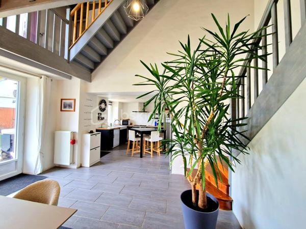 Située à 5' d'Orgerus et 5’ de Richebourg, amoureux de l’ancien et des beaux volumes, laissez-vous séduire par cette superbe longère entièrement rénovée avec soin, offrant environ 187 m² au sol, où authenticité et modernité se marient parfaitement. 
Gare de Tacoignières à 5’.

Dès l’entrée, le charme opère : matériaux de qualité, atmosphère chaleureuse et caractère de l’ancien sublimé par une très belle rénovation.
La maison propose 6 pièces, dont 4 chambres, avec tout le charme du mansardé qui confère une ambiance cosy et raffinée.

Au rez-de-chaussée, un grand espace de vie d'environ 75 m2, lumineux et convivial, comprenant une cuisine aménagée (env 17m2), une salle à manger (env 33m2) et un salon voûté d’environ 25m2 avec une magnifique cheminée, qui invite aux moments en famille ou entre amis. Un WC séparé et une chaufferie complète ce niveau.
Au 1er étage, une double chambre avec attenant, un dressing, un WC séparé et une salle de bain, ainsi qu’une autre chambre avec sa salle d’eau et ses rangements.
Sous les combles, une pièce palière (pouvant servir de bureau ou autre activité) dessert 2 belles chambres mansardées. Le charme assuré !

À l’extérieur, vous profiterez d’un beau terrain avec une magnifique piscine enterrée récente de 7 m x 4 m, tout juste réalisée et mise en eau (mai 2026), équipée de sa pompe à chaleur pour prolonger les baignades en toute saison.
Côté dépendances, cette propriété offre de nombreuses possibilités :
    • Un garage d’environ 33 m² au sol, avec étage et plancher bois, idéal pour du stockage, un bureau, un atelier d’artiste ou une activité indépendante. 
    • Un atelier d’environ 22 m², qui accueille actuellement le local technique de la piscine et un espace avec établi pour les bricoleurs.

Les plus :
- Longère entièrement rénovée
- Toiture refaite
- Charme de l’ancien préservé
- Piscine neuve avec pompe à chaleur
- Dépendances offrant de multiples usages
- Environnement très calme et cadre de vie privilégié

On arrive, on pose les valises !
Un bien rare, alliant cachet, confort et potentiel, à découvrir sans tarder.
Une visite s’impose...