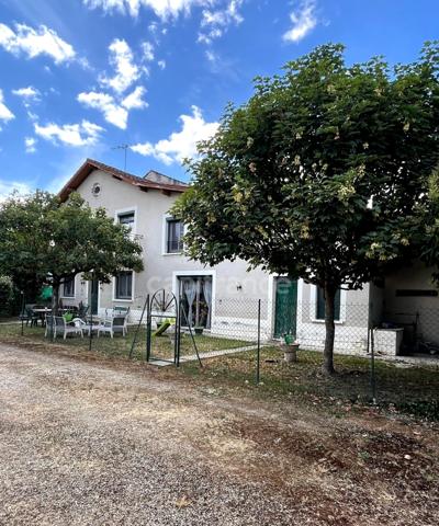 Maison de ville des années 70, 5 pièces, proche du centre ville de CONDOM (32) avec jardin, piscine et dépendances.