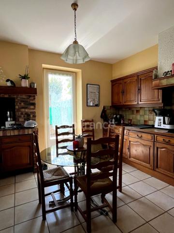 Maison de ville des années 70, 5 pièces, proche du centre ville de CONDOM (32) avec jardin, piscine et dépendances.