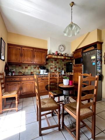 Maison de ville des années 70, 5 pièces, proche du centre ville de CONDOM (32) avec jardin, piscine et dépendances.