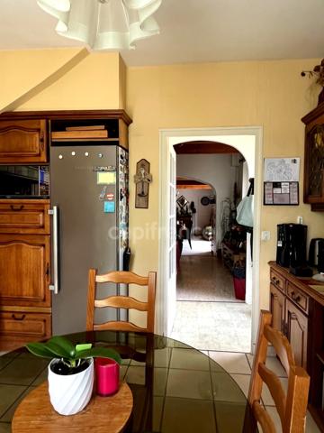 Maison de ville des années 70, 5 pièces, proche du centre ville de CONDOM (32) avec jardin, piscine et dépendances.