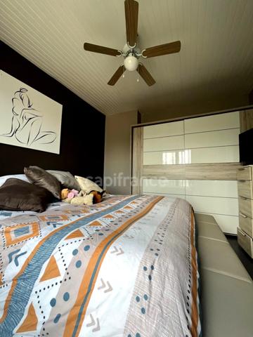 Maison de ville des années 70, 5 pièces, proche du centre ville de CONDOM (32) avec jardin, piscine et dépendances.