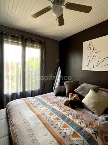 Maison de ville des années 70, 5 pièces, proche du centre ville de CONDOM (32) avec jardin, piscine et dépendances.