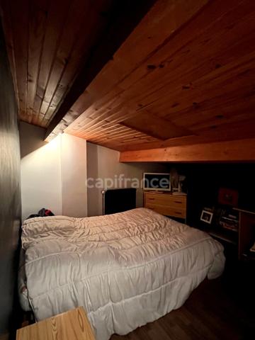 Maison de ville des années 70, 5 pièces, proche du centre ville de CONDOM (32) avec jardin, piscine et dépendances.