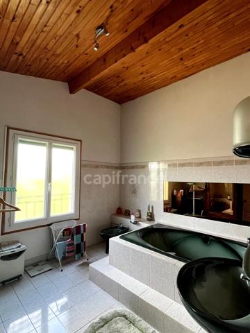 Maison de ville des années 70, 5 pièces, proche du centre ville de CONDOM (32) avec jardin, piscine et dépendances.