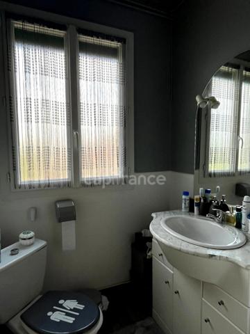 Maison de ville des années 70, 5 pièces, proche du centre ville de CONDOM (32) avec jardin, piscine et dépendances.