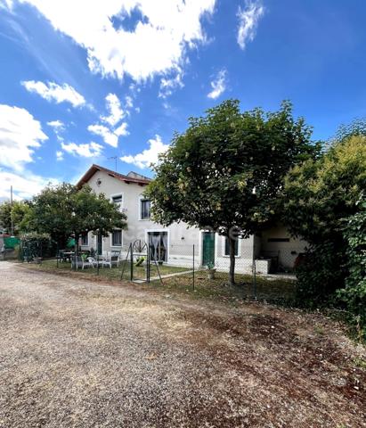 Maison de ville des années 70, 5 pièces, proche du centre ville de CONDOM (32) avec jardin, piscine et dépendances.