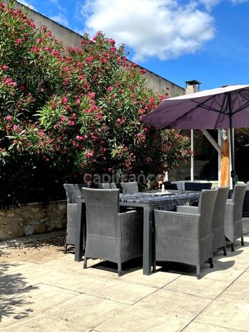 Maison de ville des années 70, 5 pièces, proche du centre ville de CONDOM (32) avec jardin, piscine et dépendances.