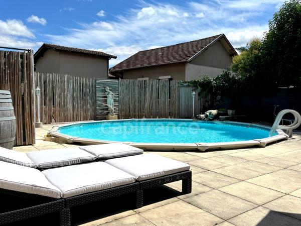 Maison de ville des années 70, 5 pièces, proche du centre ville de CONDOM (32) avec jardin, piscine et dépendances.