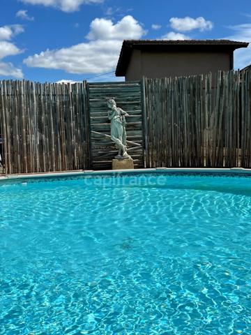 Maison de ville des années 70, 5 pièces, proche du centre ville de CONDOM (32) avec jardin, piscine et dépendances.