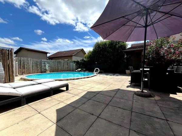 Maison de ville des années 70, 5 pièces, proche du centre ville de CONDOM (32) avec jardin, piscine et dépendances.