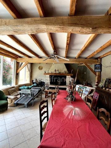 Maison de ville des années 70, 5 pièces, proche du centre ville de CONDOM (32) avec jardin, piscine et dépendances.