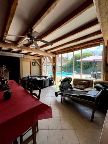 Maison de ville des années 70, 5 pièces, proche du centre ville de CONDOM (32) avec jardin, piscine et dépendances.