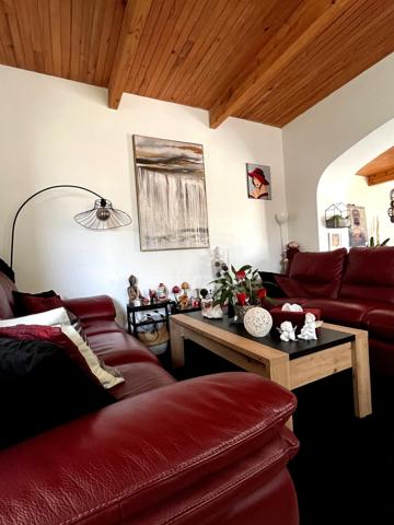 Maison de ville des années 70, 5 pièces, proche du centre ville de CONDOM (32) avec jardin, piscine et dépendances.