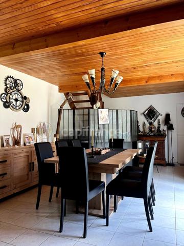 Maison de ville des années 70, 5 pièces, proche du centre ville de CONDOM (32) avec jardin, piscine et dépendances.